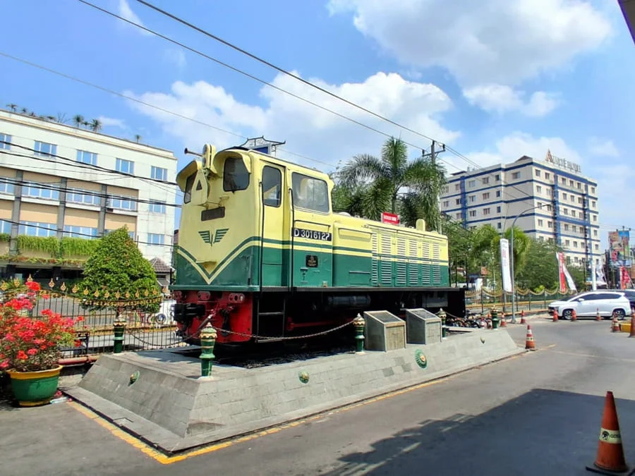 Monumen Loko Diesel Krupp D30122 (Stasiun Tugu) - Yogyaku-tercinta